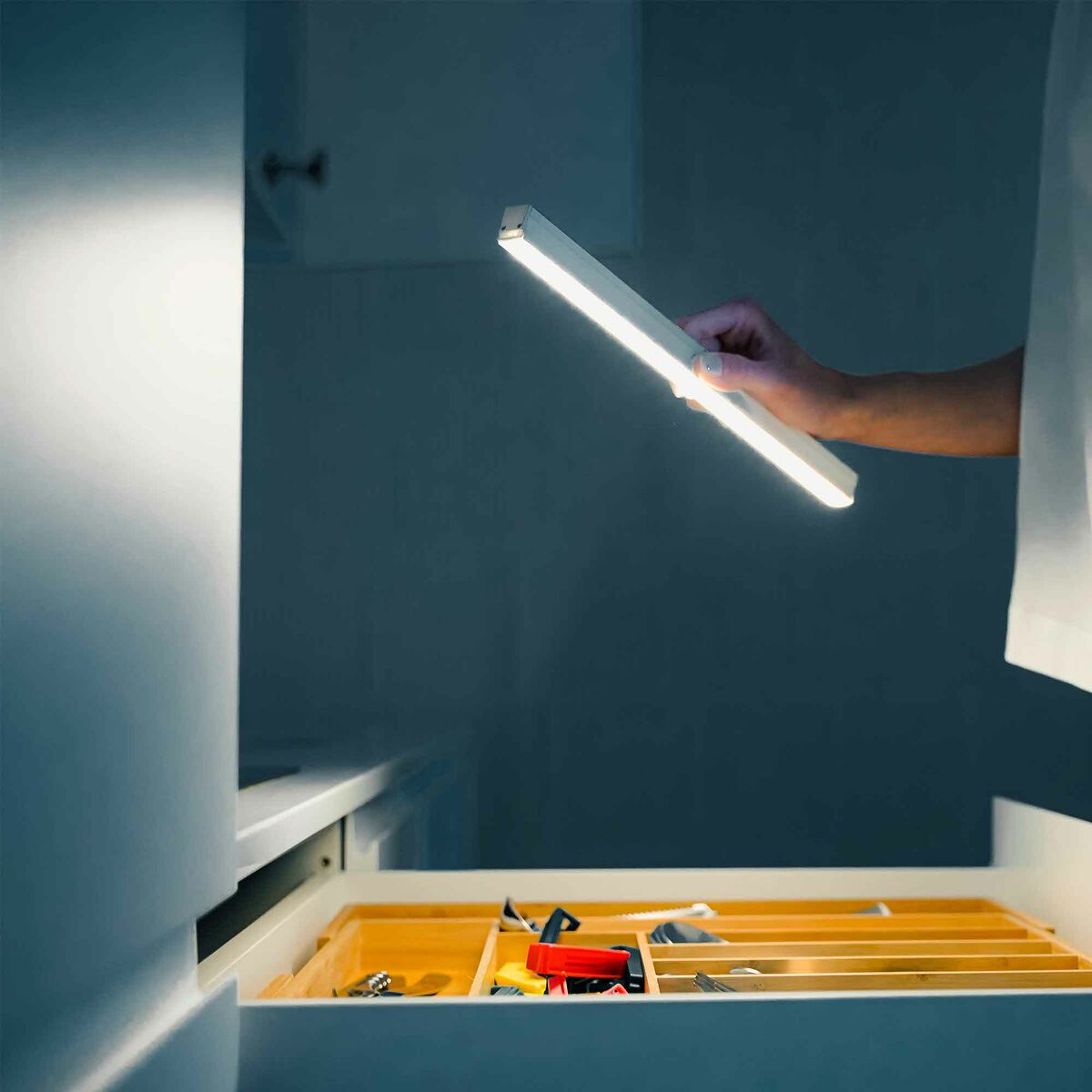 LED-lampa med rörelsesensor KSIX Grace (55 cm) finns hos Nordekko