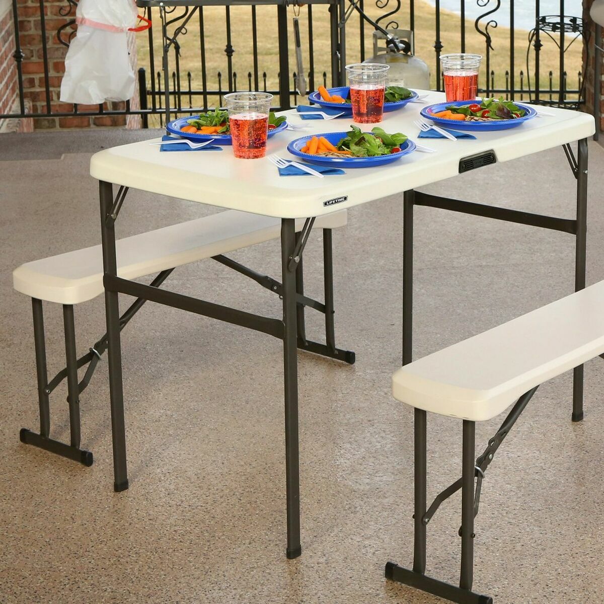 Bordsgrupp med stolar Lifetime Kräm 106 x 61 x 74 cm finns hos Nordekko