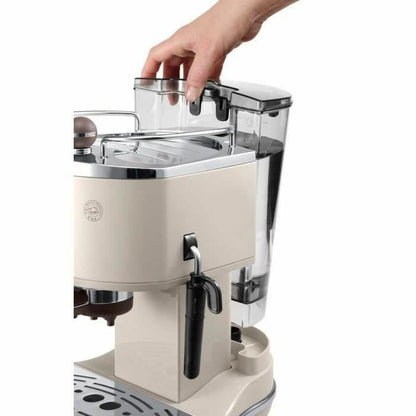 Manuell Espressobryggare DeLonghi AGDM-EKS-DEI-110 Beige 1,4 L finns hos Nordekko