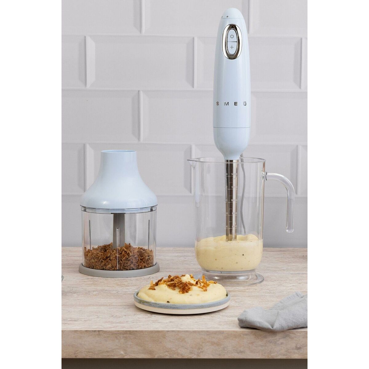 Multifunktionell handmixer med tillbehör Smeg HBF03PBEU Blå 700 W finns hos Nordekko
