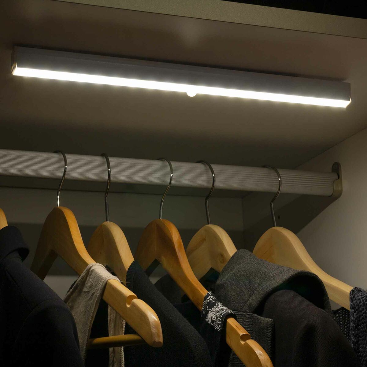 LED-lampa med rörelsesensor KSIX Grace (55 cm) finns hos Nordekko