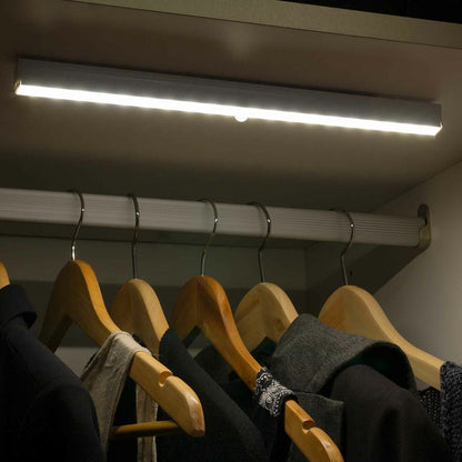 LED-lampa med rörelsesensor KSIX Grace (55 cm) finns hos Nordekko