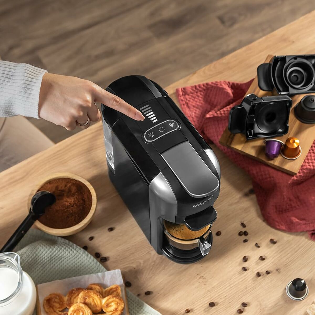 Kaffekapslar Cecotec FreeStyle Compact 1450 W Svart 19 bar 600 ml finns hos Nordekko