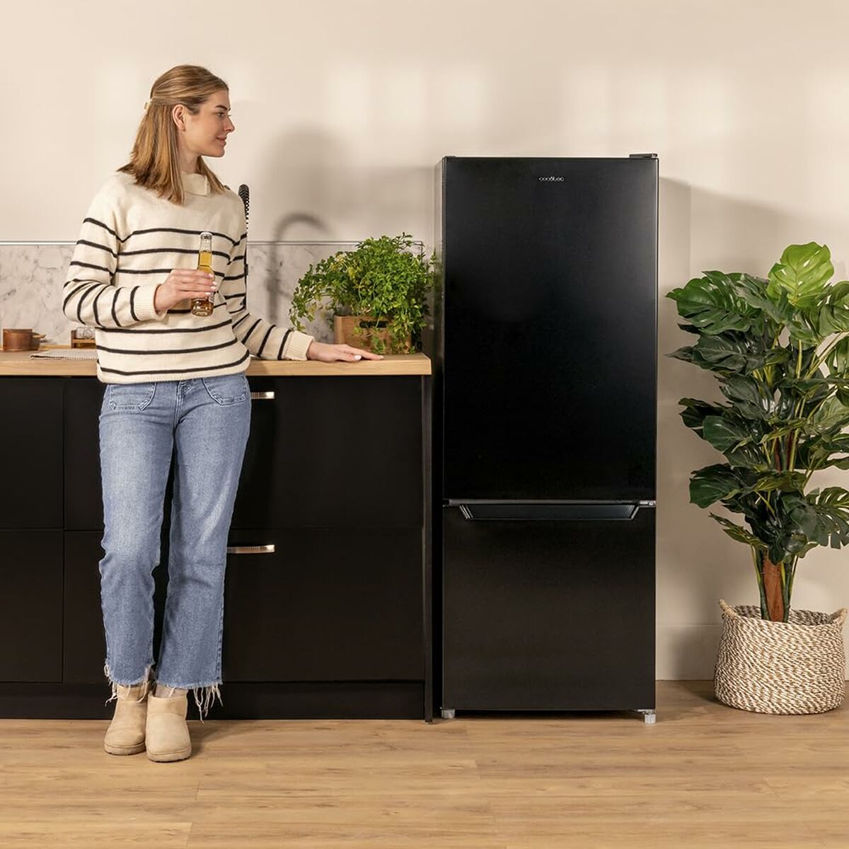 Kombinerat kylskåp Cecotec CoolMarket Combi 205 DF 205 L Svart finns hos Nordekko