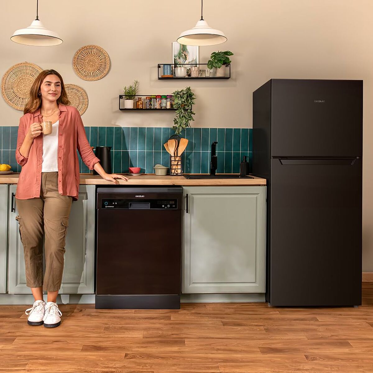Kombinerat kylskåp Cecotec Bolero CoolMarket 2D 211 Svart 211 l 143 CM finns hos Nordekko