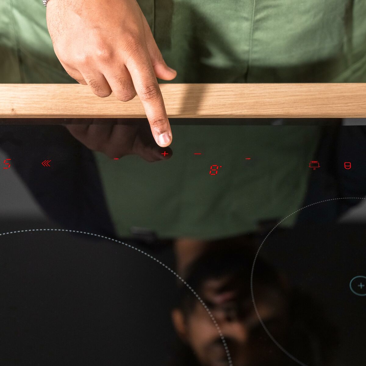 V2HF7956E7847A649015144AB357D97932CR7402277P8