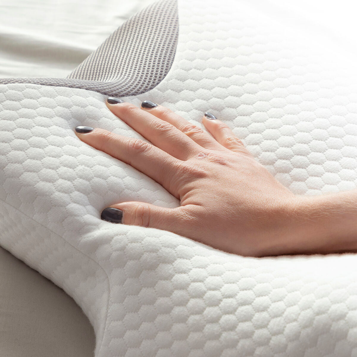 Viskoelastisk nackkudde med ergonomiska konturer Conforti InnovaGoods finns hos Nordekko