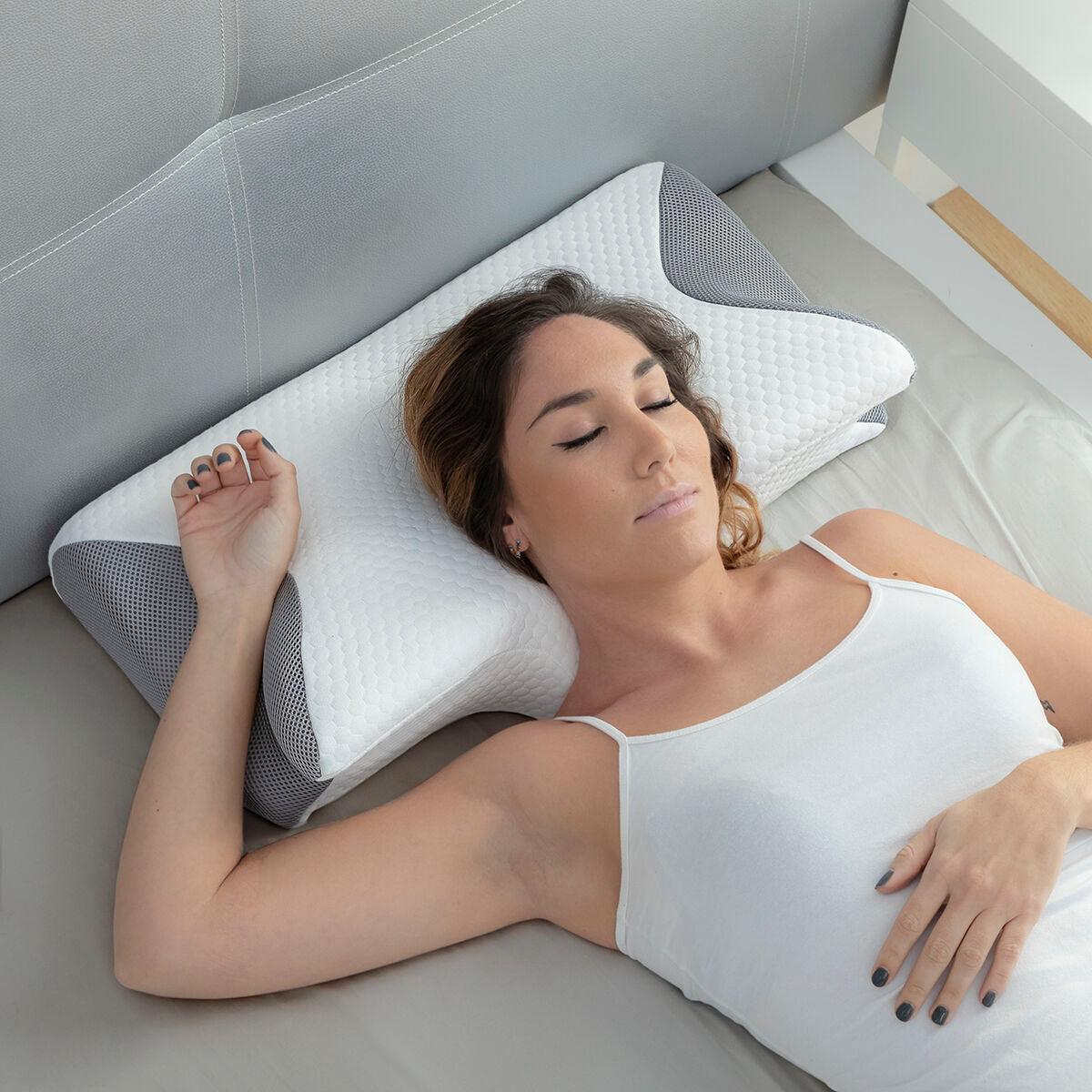 Viskoelastisk nackkudde med ergonomiska konturer Conforti InnovaGoods finns hos Nordekko